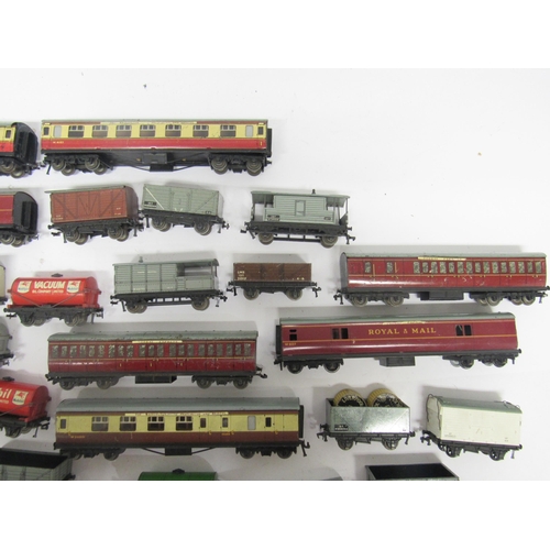 9559 - A collection of loose and playworn 00 gauge model railway rolling stock, comprising four Hornby Dubl... 