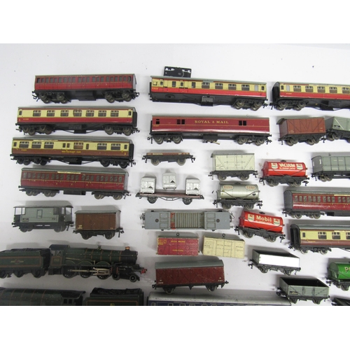 9559 - A collection of loose and playworn 00 gauge model railway rolling stock, comprising four Hornby Dubl... 