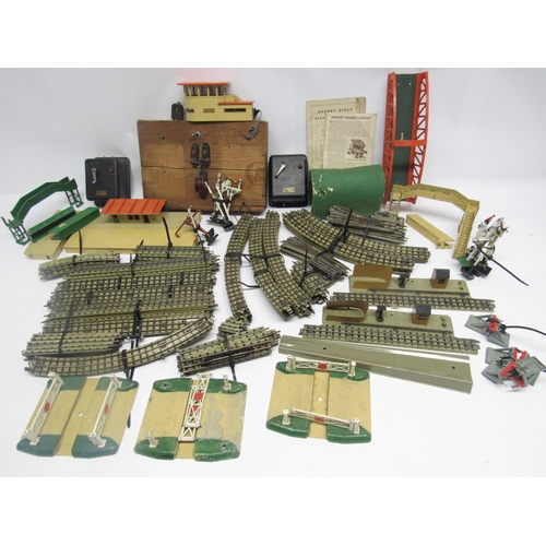 9555 - A collection of loose and playworn Hornby Dublo 00 gauge model railway accessories including 3-rail ... 