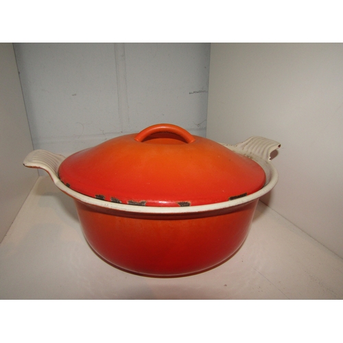 1466 - Le Creuset cast iron casseroles and lidded dishes