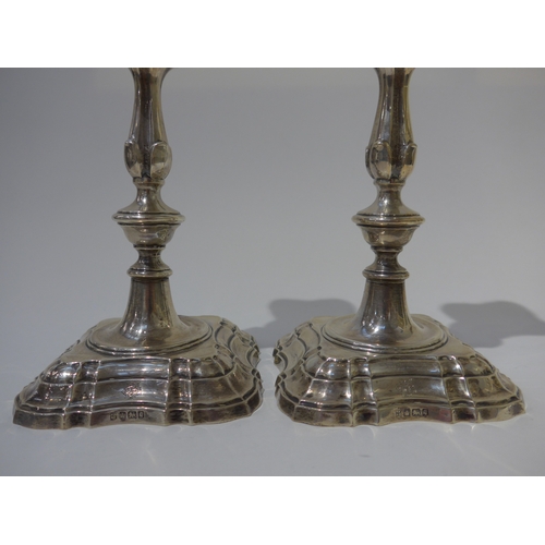 8004 - A pair of Edwardian Fordham & Faulkner silver candlesticks with knop stem to stepped square base wit... 