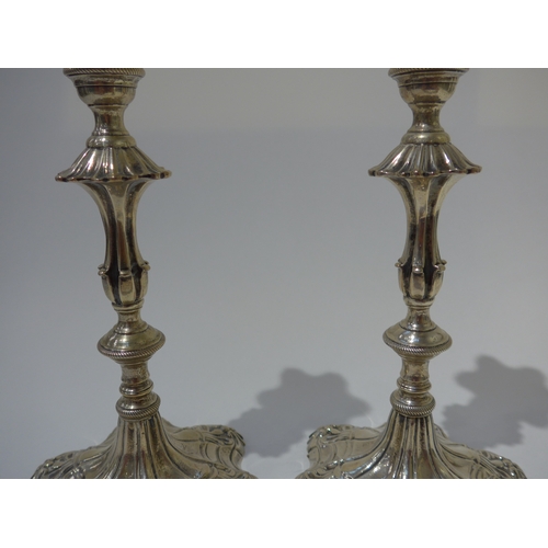 8002 - A pair of George III Ebeneezer Coker solid silver candlesticks with shell and rope detail, shaped ci... 