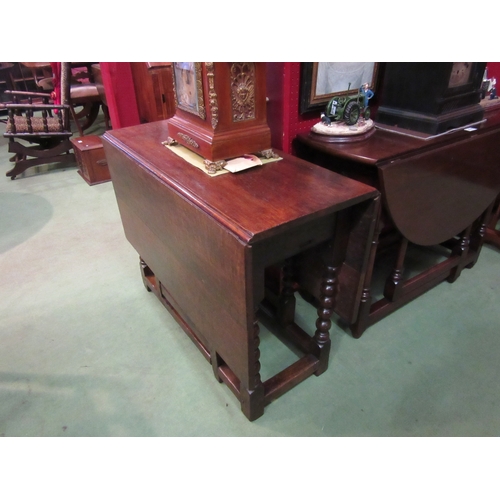 4253 - Circa 1820 a pegged oak gateleg table, the rising leaves over a single end cutlery drawer on bobbin ... 