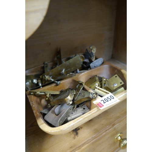 2050 - A tray of brass table fittings and handles