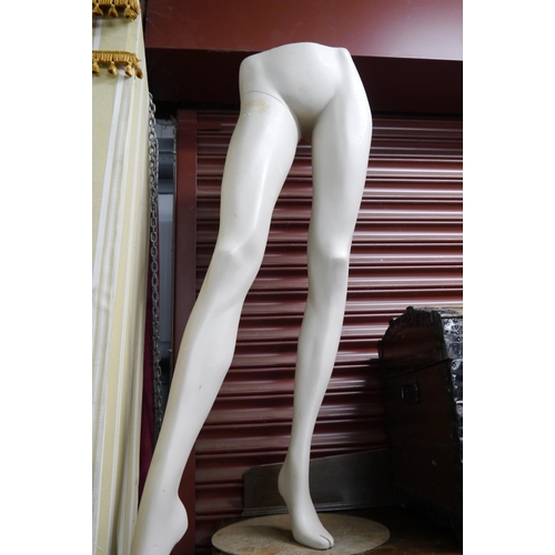 3248 - A selection of female shop mannequin parts