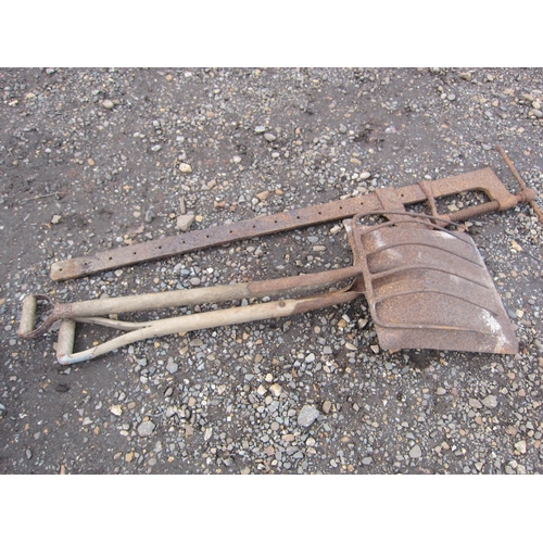 3266 - A sash clamp, fork and shovel