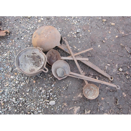 3280 - A cast pot and a quantity of iron ladles