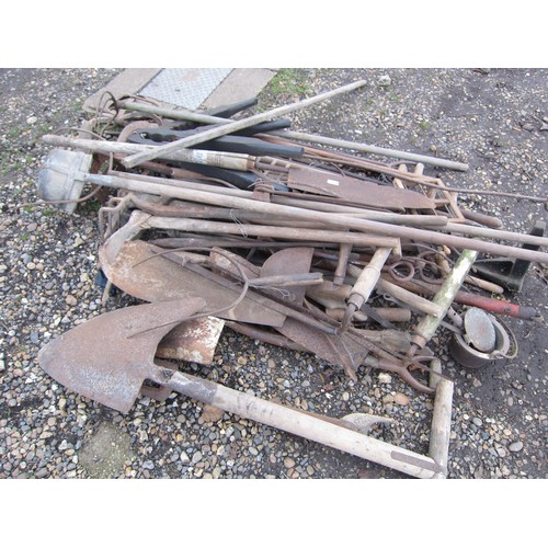 3251 - A large quantity of bygone tools