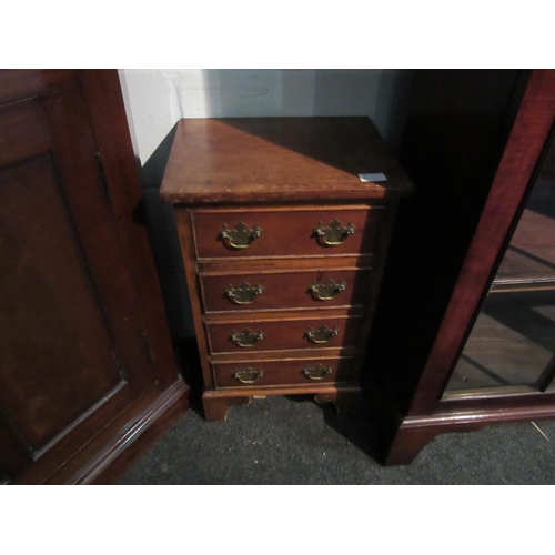 1005 - A pair of Georgian style reproduction bedside cabinets in the form of bachelor's chests, on bracket ... 