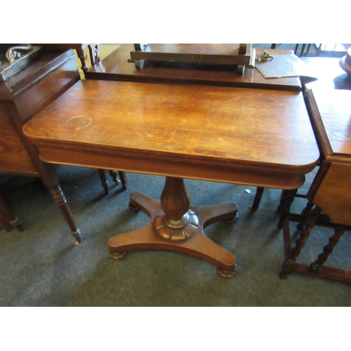 1131 - An oak card table raised on turned column and plateau base