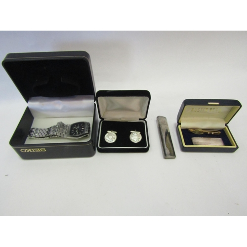 1352 - A box of bijouterie to include a gentleman's Seiko quartz stainless steel wristwatch, a pair of silv... 