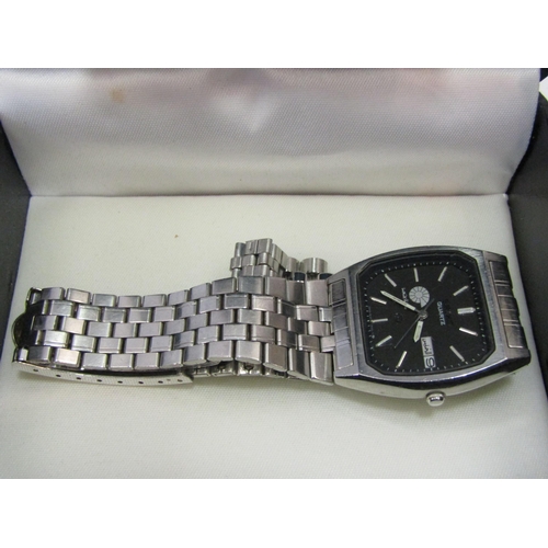 1352 - A box of bijouterie to include a gentleman's Seiko quartz stainless steel wristwatch, a pair of silv... 