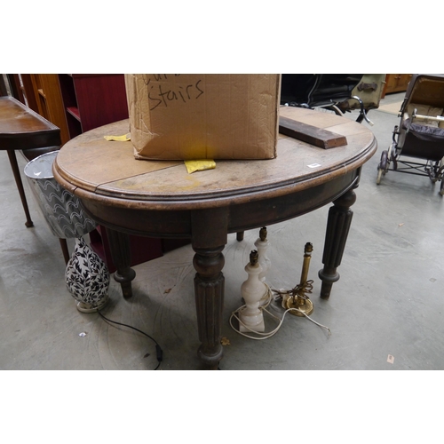 2397 - A Victorian oak oval topped table with fluted legs