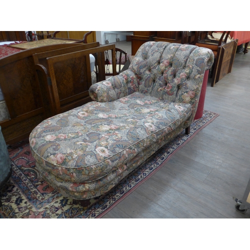 4198 - A Lincoln House home furnishing chaise-longe with Morris style upholstery