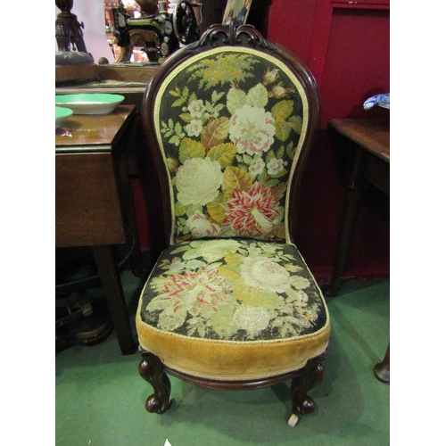 4204 - A circa 1840 carved walnut spoon-back chair with floral needlepoint upholstery, the carved cresting ... 