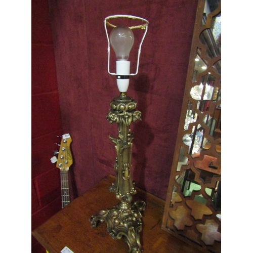 4213 - A Rococo style gilt brass table lamp