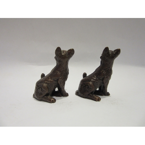 4297A - A pair of seated bronze cats, 7cm tall