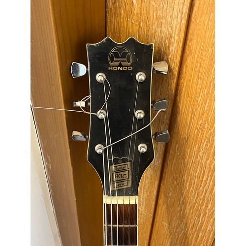 5113 - A Hondo Deluxe 935 Series electric guitar in the 335 style, natural body, model H938WA, together wit... 