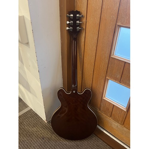 5113 - A Hondo Deluxe 935 Series electric guitar in the 335 style, natural body, model H938WA, together wit... 