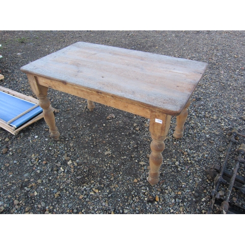 3240 - A pine table