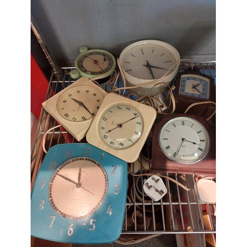 1471 - A selection of Smiths and Metamec clocks