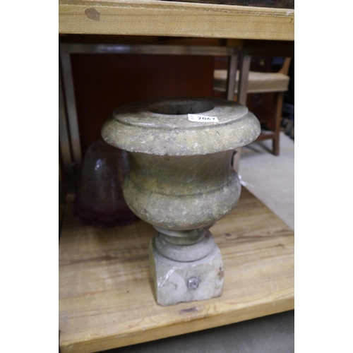 2067 - A small marble urn