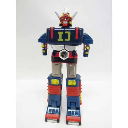 5011 - A boxed Bandai Godaikin Daidenjin robot action figure #377033 with accessories (unchecked for comple... 