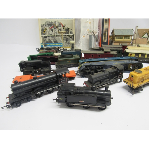 5135 - Seven loose and playworn Triang 00 gauge model railway locomotives and assorted 00 gauge rolling sto... 