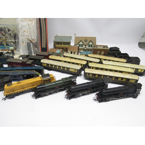 5135 - Seven loose and playworn Triang 00 gauge model railway locomotives and assorted 00 gauge rolling sto... 