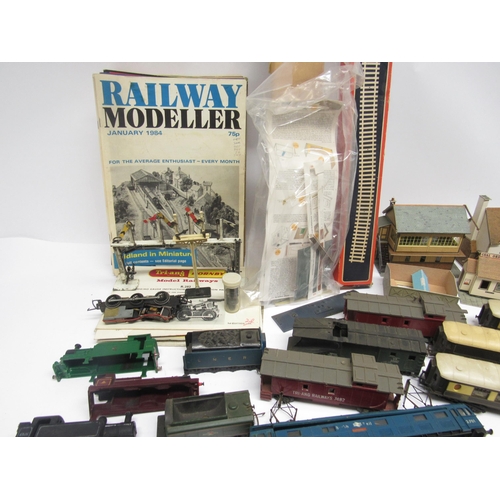 5135 - Seven loose and playworn Triang 00 gauge model railway locomotives and assorted 00 gauge rolling sto... 