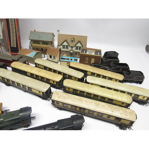 5135 - Seven loose and playworn Triang 00 gauge model railway locomotives and assorted 00 gauge rolling sto... 