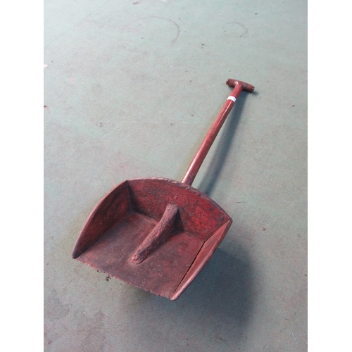 7015 - A 'T' handle wooden barley shovel