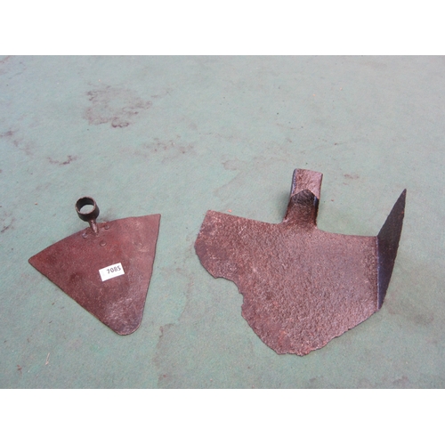 7085 - A blacksmith made breast plough plate and potato mounding hoe