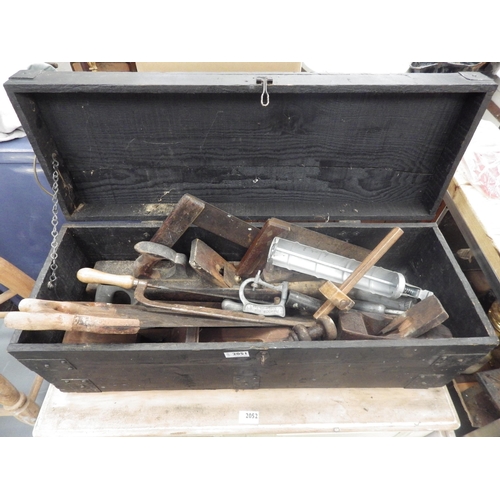 3324 - A painted wooden tool-box with contents