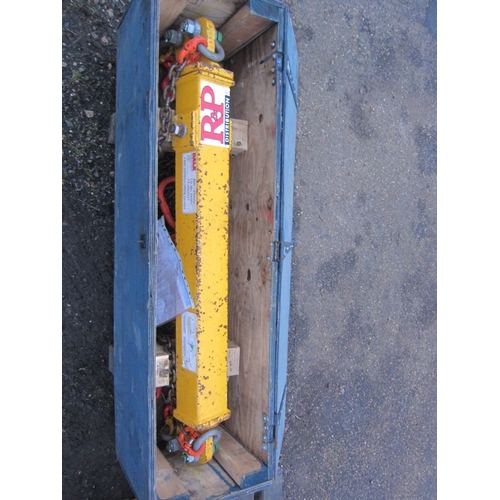 3295 - A five tonne spreeder beam 1300mm to 2000mm with chain