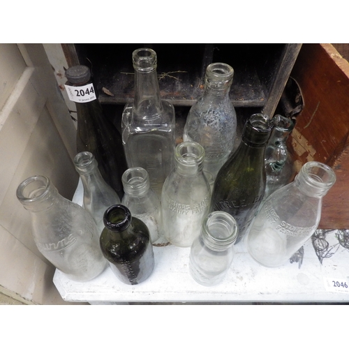 2044 - A quantity of glass bottles including Cobbold and Co Ipswich