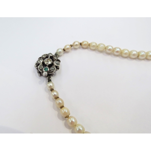 6384 - A single strand of graduated pearls with paste set clasp