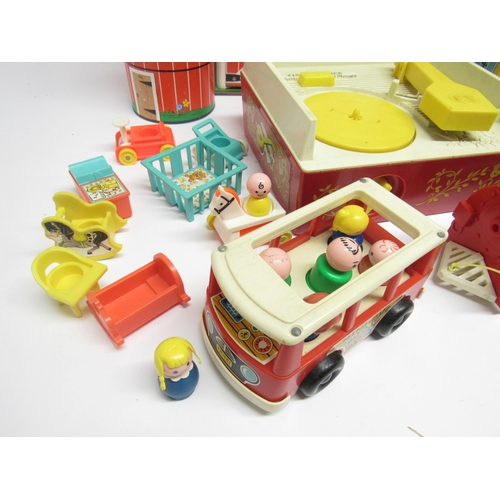 5028 - A collection of vintage Fisher Price toys including Play Family Farm, Play Family House, Play Family... 