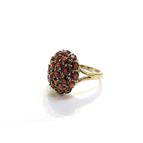 6286 - A 9ct gold garnet cluster ring. Size Q, 3.7g