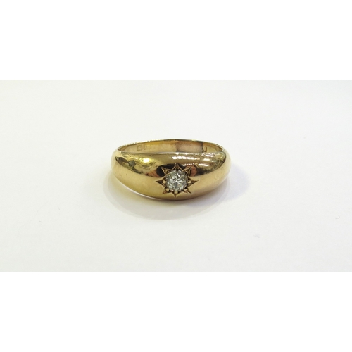 6278 - An 18ct gold ring set with a single diamond in star setting, marks rubbed (signs of re-sizing). Size... 