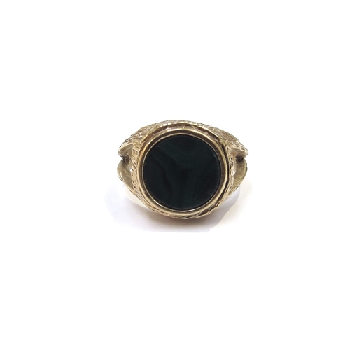 6190 - A 9ct gold ring set with circular malachite panel, textured open shoulders. Size I/J, 6.2g