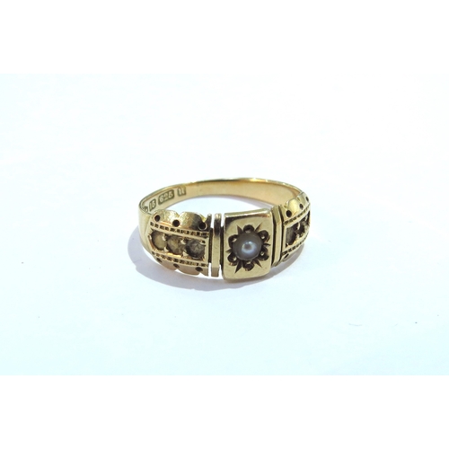 6076 - A 15ct gold ring set with central pearl in star setting, pearls to sides missing. Size O/P, 2.7g