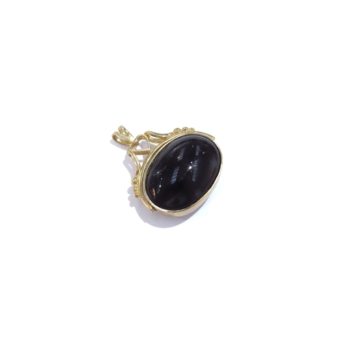 6021 - A 9ct gold framed swivel fob with onyx and agate, 12.3g total