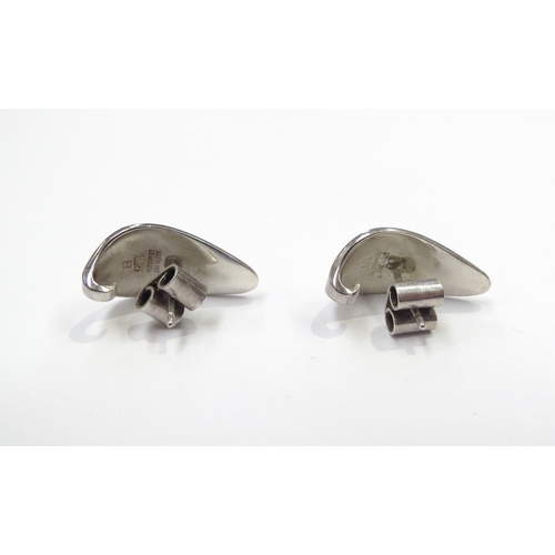 6400 - A pair of Georg Jensen silver earrings #128, designed by Nanna Ditzel, 6g