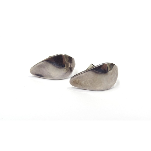 6400 - A pair of Georg Jensen silver earrings #128, designed by Nanna Ditzel, 6g