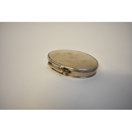 8011 - An early to mid 18th Century silver snuff box with gilt interior, stand away hinged cover, unmarked,... 