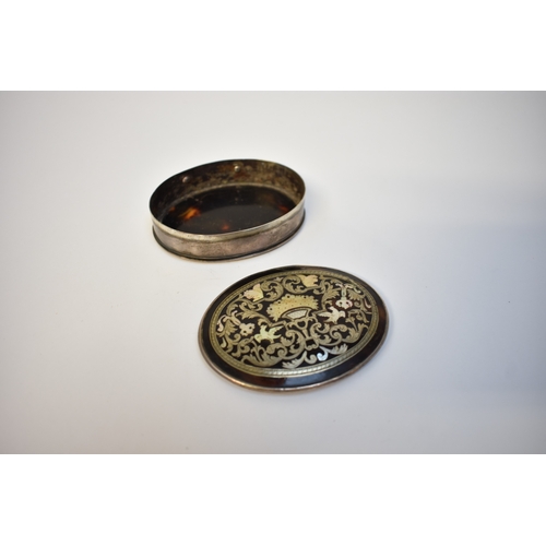 8019 - A late 17th/early 18th Century tortoiseshell and silver oval lidded snuff box, the top decorated wit... 