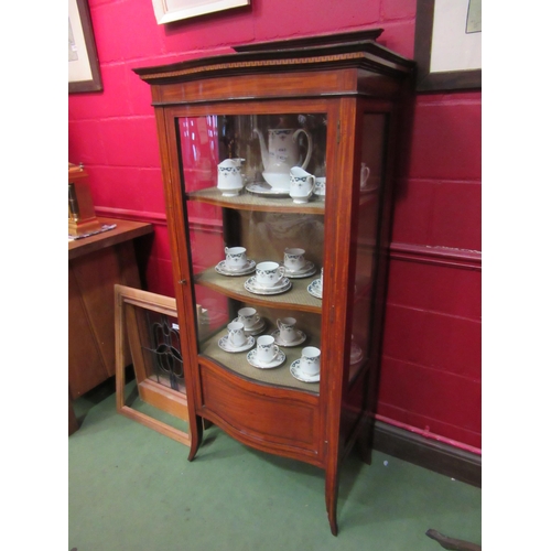 4105 - An Edwardian satinwood glazed serpentine fronted display cabinet, Greek key and banded inlay, with k... 