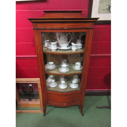 4105 - An Edwardian satinwood glazed serpentine fronted display cabinet, Greek key and banded inlay, with k... 