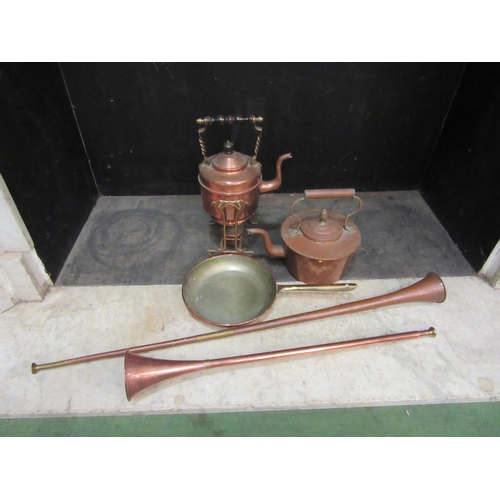 4118 - Copper and brassware including a spirit kettle, another kettle, a pan and two horns (5)